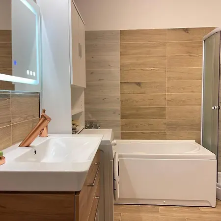 Cozy Big In Center Of