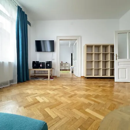 Cozy Big In Center Of Μπρασόβ