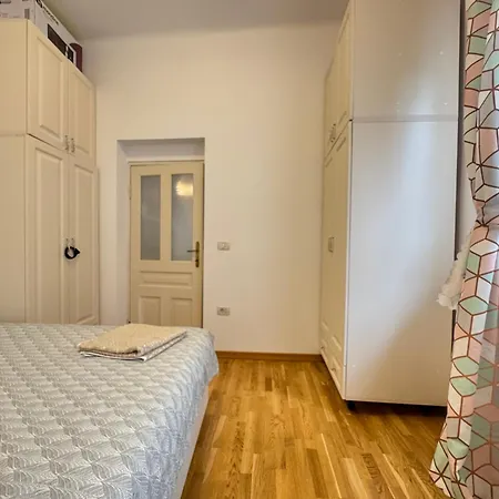 Cozy Big In Center Of