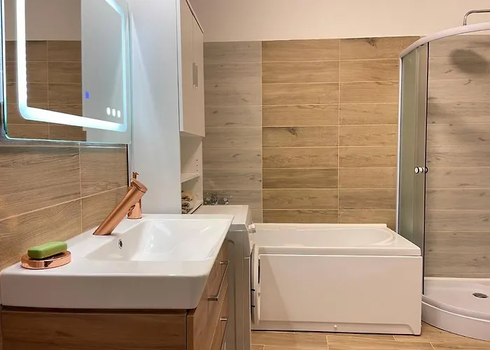 Cozy Big In Center Of