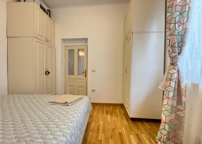 Cozy Big In Center Of